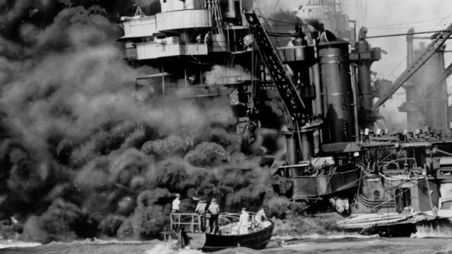 70 Jahre Angriff auf Pearl Harbor: 7. Dezember 1941: Das Schlachtschiff USS West Virginia brennt im Hafen von Pearl Harbor.
