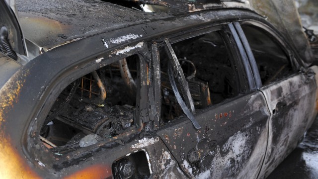 Drei Polizeifahrzeuge ausgebrannt