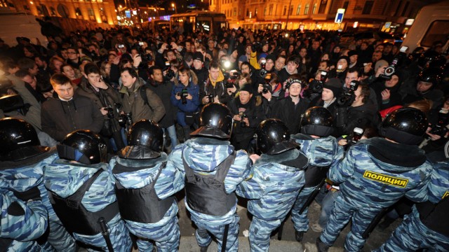 Proteste in Russland: Polizisten versuchen den Protest in Russland zu niederzuschlagen. Hungerte Demonstranten wurden festgenommen.