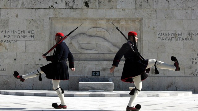 Soldaten der griechischen Präsidentengarte vor dem Parlamentsgebäude in Athen.