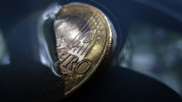 Ein-Euro-Münze im Wasser