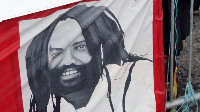 Haft- statt Todesstrafe für Mumia Abu-Jamal: Plakate für einen verurteilten Mörder: Wann immer der Fall von Mumia Abu-Jamal neu verhandelt wurde, waren seine Unterstützer nicht weit.