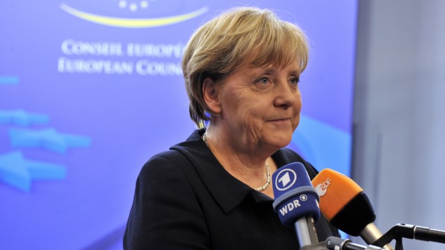 Ergebnisse des EU-Gipfels: Nach stundenlangen Gipfel-Verhandlungen stelt sich eine müde Bundeskanzlerin Angela Merkel in der Nacht zu Freitag in Brüssel den Fragen der Journalisten.