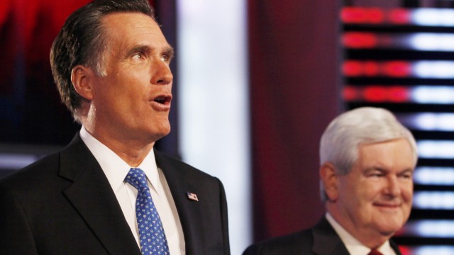 Streben ins Weiße Haus: Republikaner Romney (li.) und Gingrich vor ihrer Debatte an der Drake University in Des Moines, Iowa