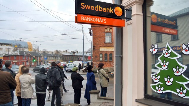 Nach Gerüchten um Bankenpleite: Menschen stehen am Montag Schlange vor einer Filiale der Swedbank in der Hauptstadt Riga, um aus Angst vor einer Pleite der Bank ihre Guthaben abzuheben.