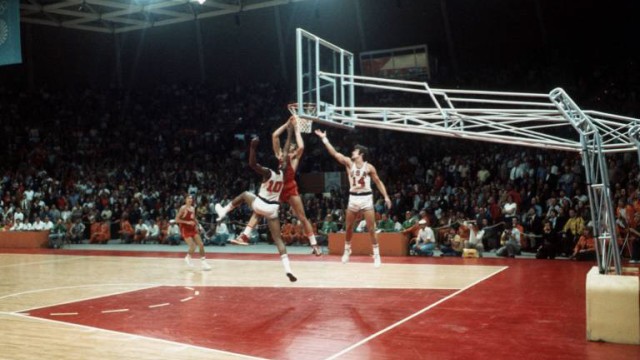 Sowjetunion besiegt USA im Basketball-Finale.