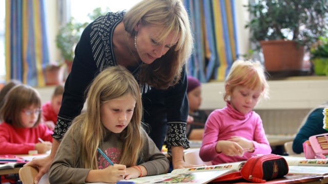 Ganztagsbetreuung für Schulkinder: Wer soll auf die Kinder aufpassen, wenn die Schule aus ist? Eltern in Bayern haben es besonders schwer, Nachmittagsbetreuung für ihren Nachwuchs zu organisieren.