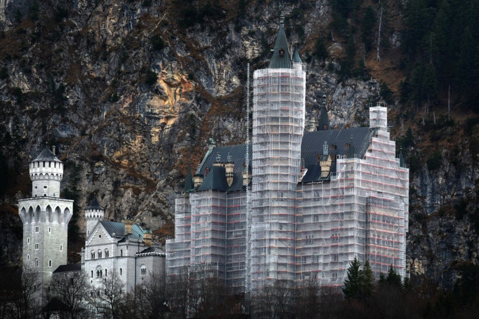 Schloss Neuschwanstein hinter Baugerüsten