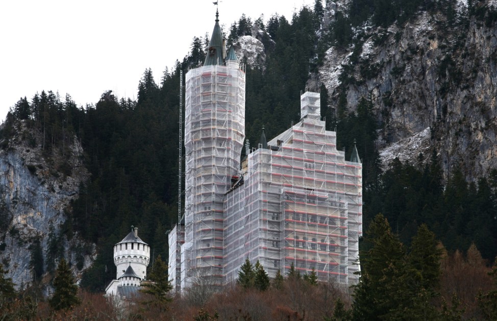 Schloss Neuschwanstein hinter Baugerüsten