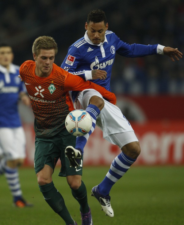 Werder Bremen's Trinks challenges Schalke 04's Jones during the German first division Bundesliga soccer match in Gelsenkirchen