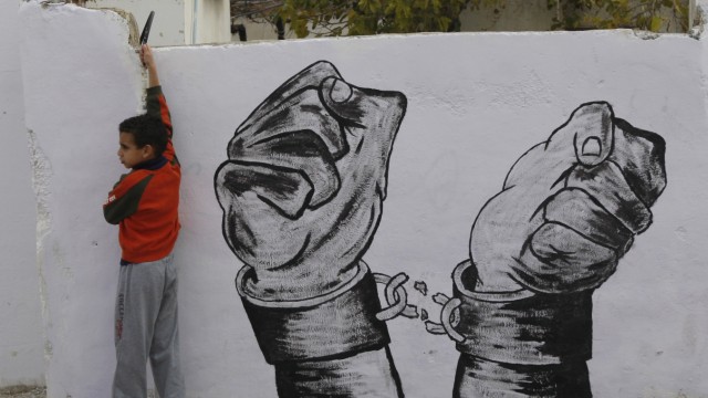 Gefangenenaustausch in Nahost: Vor seiner Rückkehr schmücken Angehörige eines inhaftierten Palästinensers eine Straße bei Ramallah.