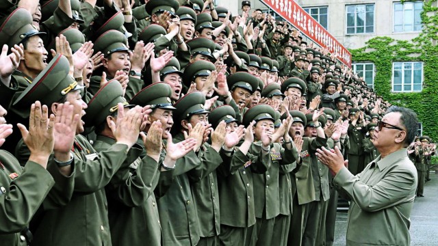 Kim Jong Il mit Militärs