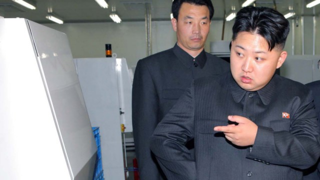 Nordkoreas designierter Machthaber: In der Pose des Politikers: Kim Jong Un 2011 beim Besuch einer Fabrik in Pjöngjang.