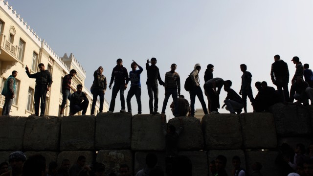 Ausschreitungen in Ägypten: Ägyptische Demonstranten auf einem Zementblock in Kairo, den das Militär errichtet hat - er soll Menschen vom Tahrir-Platz abhalten.