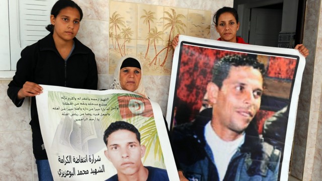 Protest und Revolution: Seit Mohamed Bouazizi sich selbst in Brand steckte und so den sogenannten Arabischen Frühling auslöste, muss seine Familie immer wieder seine Geschichte erzählen - etwa Schwester Leila (rechts, hier ein Foto von Ende 2011).