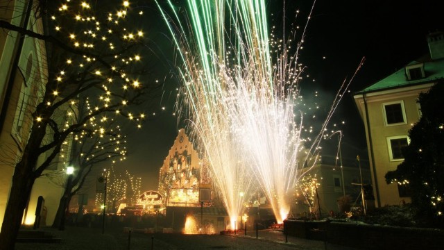 Dachau: Zum runden Geburtstag des Dachauer Christkindlmarkts gab es am Montagabend ein Feuerwerk.