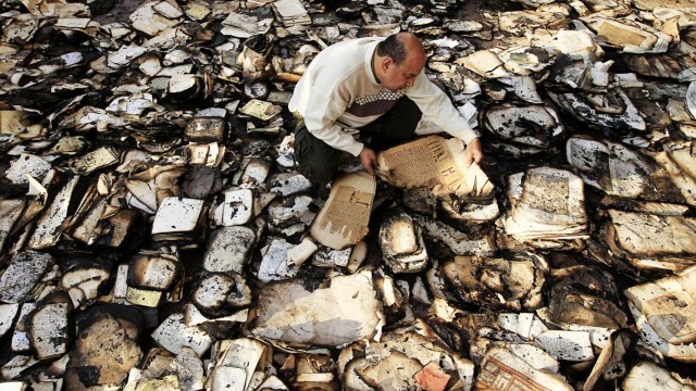 Institut d'Égypte in Kairo abgebrannt: Verheerendes Feuer: Ein Restaurator versucht in Kairo verbrannte Bücher und Dokumente des Institut d'Égypt zu retten.