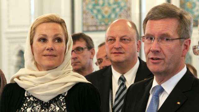 Bundespräsident Christian Wulff mit Bettinaund Sprecher Glaeseker