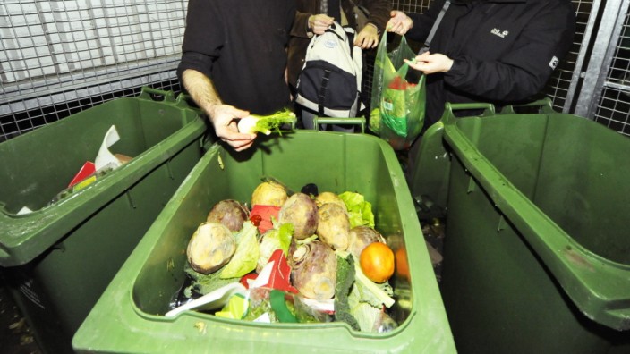 Containern - Junge Leute suchen nach Lebensmitteln in Mülltonnen