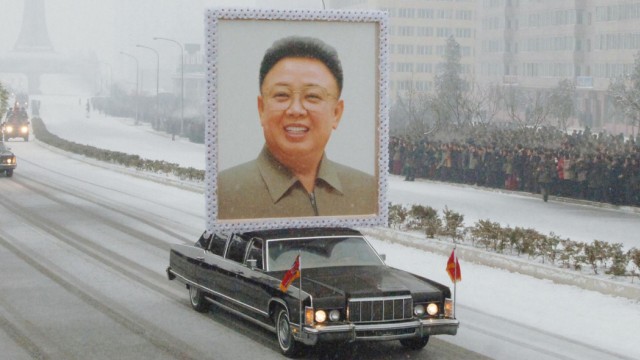 Nordkorea nach Kim Jong Ils Staatsbegräbnis: Beerdigungszeremoniell für den verstorbenen Diktator Kim Jong Il: Auf dem Dach eines Autos wird ein überlebensgroßes Porträt des Herrschers transportiert.