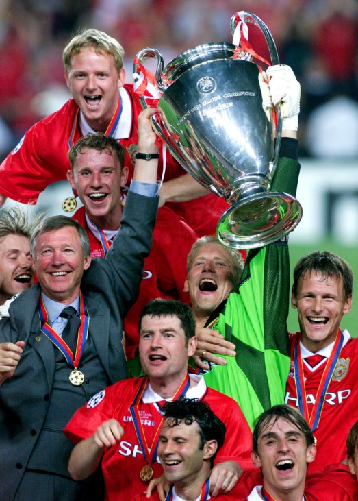 MANCHESTER UNITED PLAYERS SHOWS OFF EUROPEAN CUP