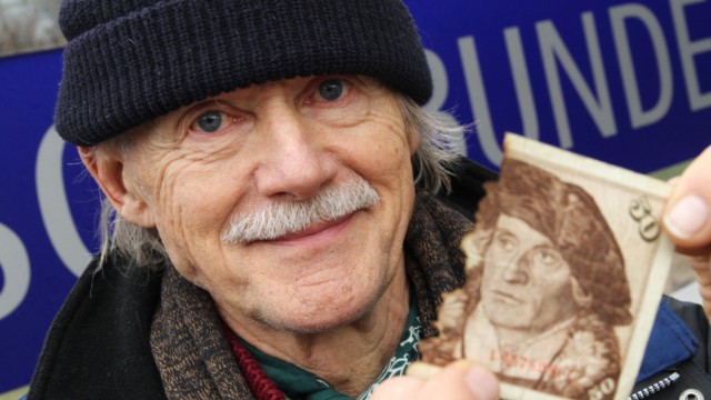 Zehn Jahre nach der Euro-Einführung: Weil das Feuer ein paar Quadratzentimeter zu viel verschlang, hat Ronald Riekes alter Geldschein keinen Wert mehr.