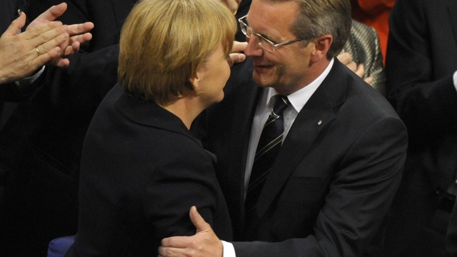 Die Kanzlerin und CDU-Chefin Merkel mit Wulff nach dessen Wahl zum Bundespräsidenten ham 30. Juni 2010