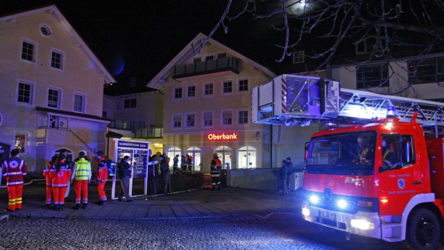 Wolfratshausen: Mit 31 Mann und sechs Löschfahrzeugen rückte die Feuerwehr Wolfratshausen an, um den Brand in einem Wohn- und Bürohaus nahe des S-Bahnhofs zu löschen.