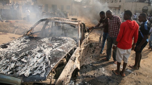 Anschlagsserie gegen nigerianische Christen: Ein ausgebranntes Autowrack: Am ersten Weihnachtstag zündete Boko Haram eine Autobombe vor einer Kirche in Abuja. Mindestens 28 Menschen starben.