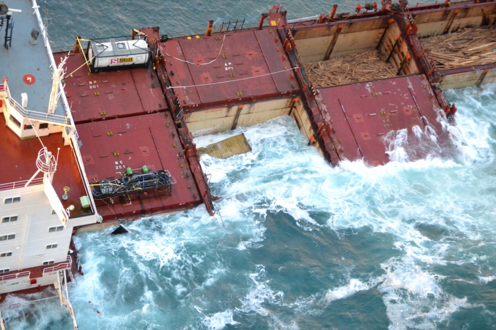 MV Rena Splits In Two After Large Swells