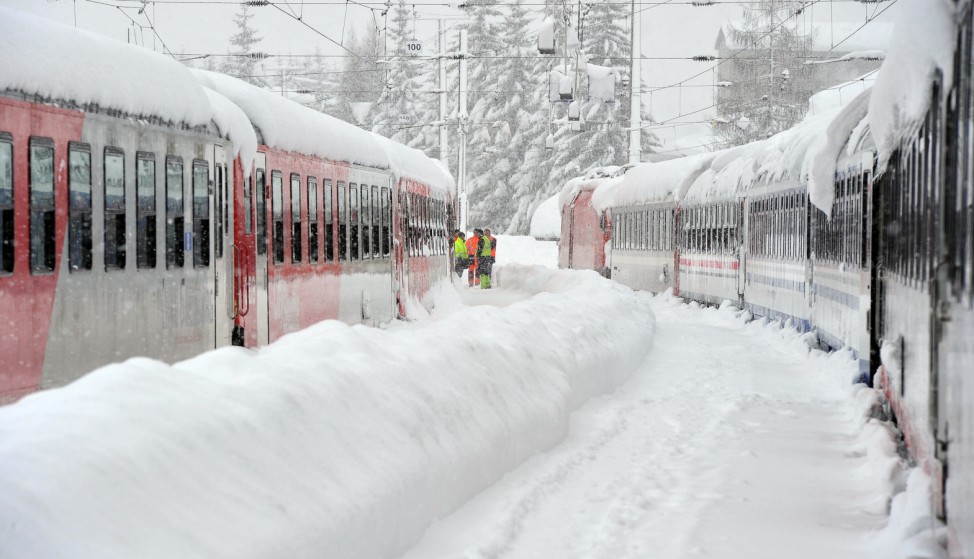 Schneefaelle behindern Zugverkehr