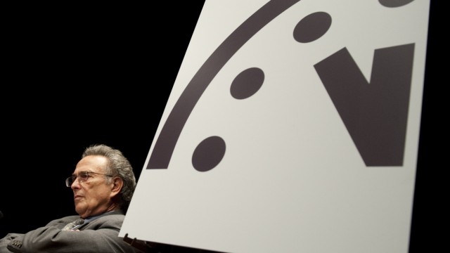 Wissenschaftler warnen: Für zwei Jahre stand die "Doomsday Clock" auf sechs Minuten vor zwölf - nun ist der Untergang der Menschheit symbolisch wieder eine Minute näher gerückt.