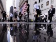 Wall Street - Passanten vor der New Yorker Börse