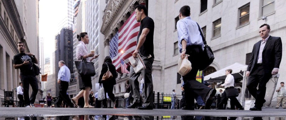 Wall Street - Passanten vor der New Yorker Börse