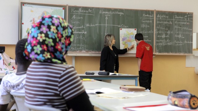 Zeitung: Koalition wünscht mehr Migranten als Lehrer