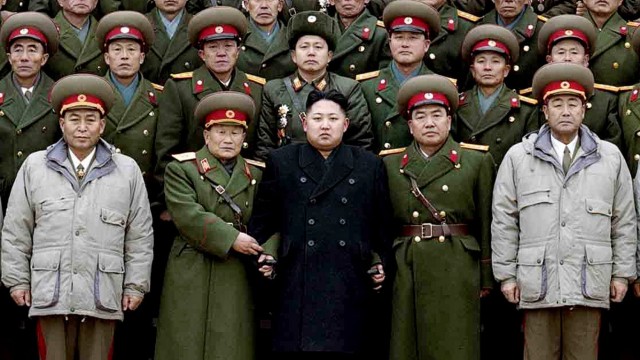 Älterer Bruder über Nordkoreas Machthaber: Nordkoreas neuer Führer Kim Jong Un umrahmt von Armeeangehörigen: Ist er nur eine Art "Symbol", ohne tatsächliche Macht, wie sein Bruder meint?