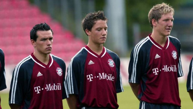 Bayern-Jugendtrainer im Gespräch: Juli 2002 - hätten Sie sie erkannt? Links Piotr Trochowski, rechts Bastian Schweinsteiger. Beide spielten damals in der A-Jugend des FC Bayern.