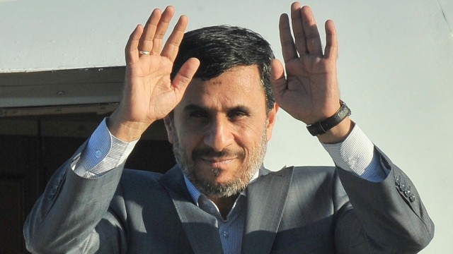 Atomstreit mit Iran: Der iranische Präsident Mahmud Ahmadinedschad bei seinem Besuch auf Kuba. Die neuen Strafen der USA und bald der EU werden das Regime empfindlich treffen - zum ersten Mal. Das zeigen die ungestümen Reaktionen.
