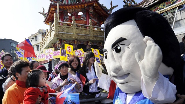 Präsidentschaftswahlen in Taiwan: Der taiwanesische Präsident Ma Ying Jeou - hier von einem Anhänger als Puppe dargestellt - hofft bei der Präsidentschaftswahl wiedergewählt zu werden. Mit Kandidatin Tsai Ing Wen liefert er sich bislang ein knappes Rennen.