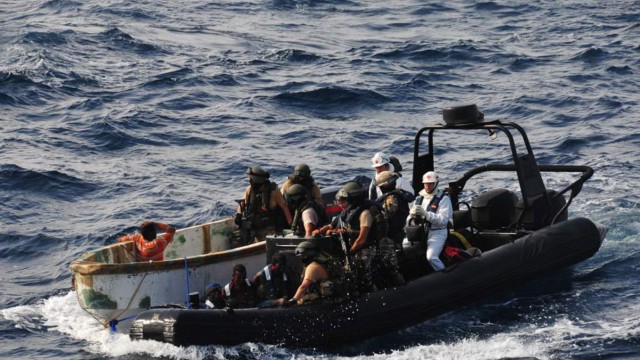 Piraterie in Somalia: This handout picture released by EU NAVFOR on January 12, 2012 shows crew members of the Spanish navy ship Patino capturing a group of suspected pirates in the Indian Ocean. The Spanish navy ship Patino fought off a gun attack by pirates in the Indian Ocean then chased and captured six of the attackers while one was reported killed, Spain's defence ministry said on January 12, 2012. The support and combat vessel Patino, part of a European Union security mission, 'early this morning suffered an attack by a pirate skiff that led to the detention of six of the attackers,' it said in a statement. AFP PHOTO / EU NAVFOR HANDOUT   RESTRICTED TO EDITORIAL USE - MANDATORY CREDIT 'AFP PHOTO / EU NAVFOR HANDOUT' -  NO ADVERTISING - NO MARKETING CAMPAIGN - DISTRIBUTED AS A SERVICE TO CLIENTS