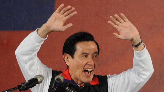 Politik kompakt: Präsident Ma Ying Jeou freut sich vor seinen Anhängern über seinen Wahlsieg.