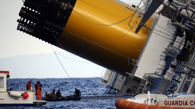 Havarie des Kreuzfahrtschiffs "Costa Concordia": "Wir versuchen das schier Unmögliche, um zu der Person vorzudringen": Rettungstrupps haben im Innern der Costa Concordia ein italienisches Besatzungsmitglied ausfindig gemacht.
