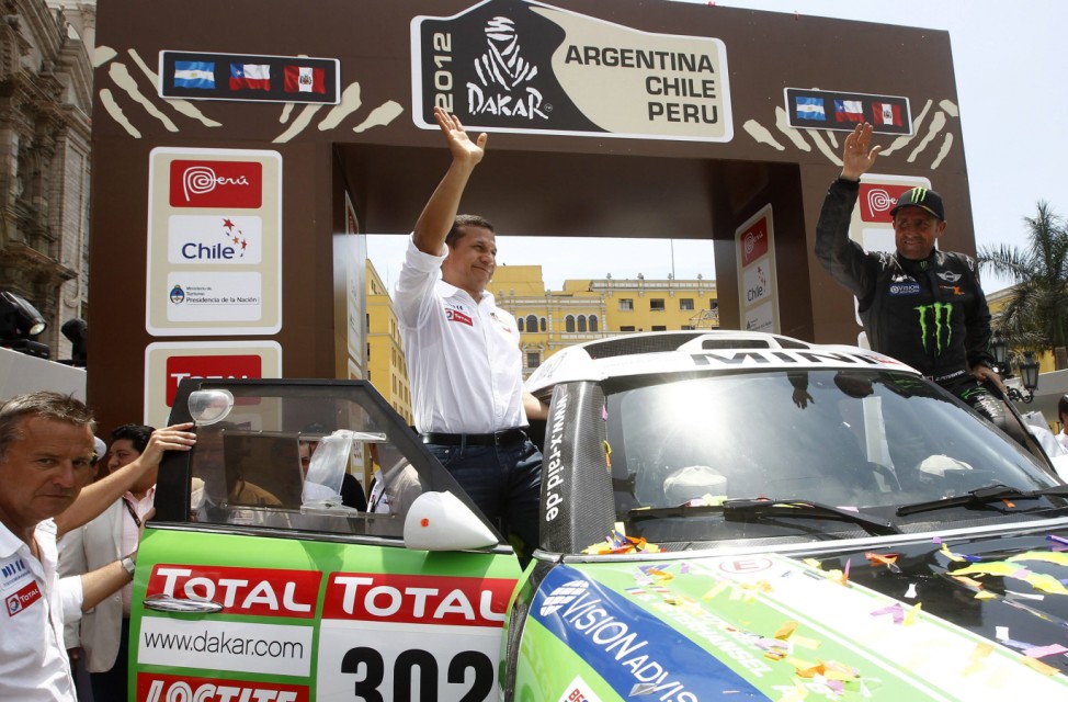 Peru's President Humala poses with France's Peterhansel, winner of he fourth South American edition of the Dakar Rally 2012, before they leave the podium in Lima