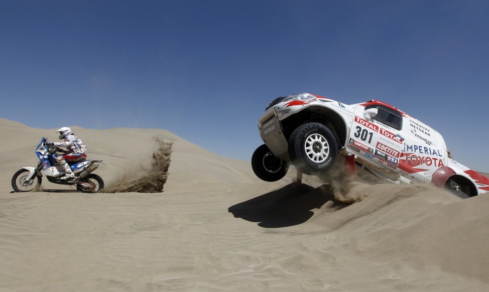 Netherland's Erik Kofman rides his KTM followed by South Africa's Giniel De Villiers an co-pilot Germany's Dirk Zitzewitz driving their Toyota during the 12th stage of the fourth South American edition of the Dakar Rally 2012  from  Arequipa to Nasca