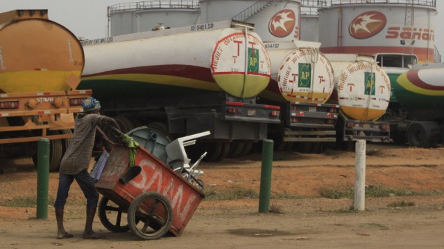Politik kompakt: Tanklaster in Lagos: Nigeria ist das größte Ölförderland Afrikas. Präsident Jonathan geht im Streit um die Benzinpreise nun auf die Gewerkschaften zu.