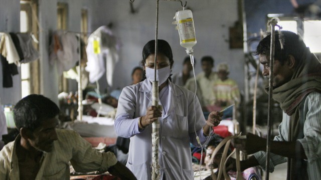 Tuberkulose in Indien: Tuberkulosepatienten in Indien. Inzwischen sind mehre Fälle von Tuberkulose bekannt, gegen die kein einziges Antibiotikum mehr hilft.