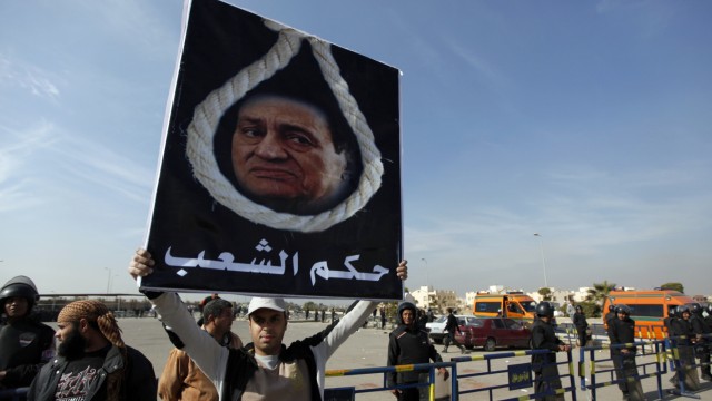 Politik kompakt: Ein Mann protestiert vor dem Gericht gegen Ägyptens Ex-Präsident Hosni Mubarak.