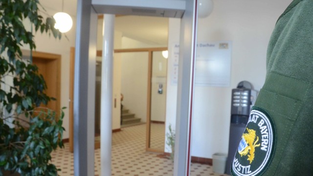 Amtsgericht Dachau: Der neue Detektorrahmen am Dachauer Amtsgericht steht direkt vor der Tür von Saal C. In diesem Raum wurde ein 31-jähriger Staatsanwalt am 11. Januar erschossen.