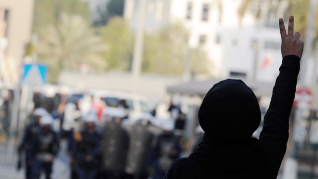 Stand-off between police and opposition supporters in the Bahrain