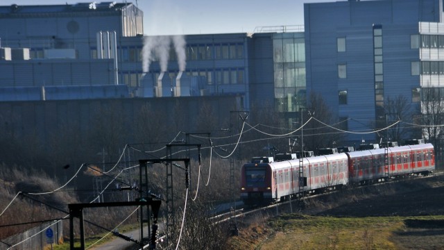 Erding: Noch nicht geklärt ist die Gleisführung der S-Bahn durch Erding. Hier passiert ein Zug den Firmenkomplex des Unternehmens Amadeus